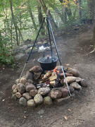 Beim Kochen nur aufs Feuer achten und den Silbersee im Auge haben- man muss am Waldfloss nicht in der Kueche stehen.