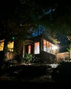 Bungalow bei Nacht mit Terrasse 1 davor